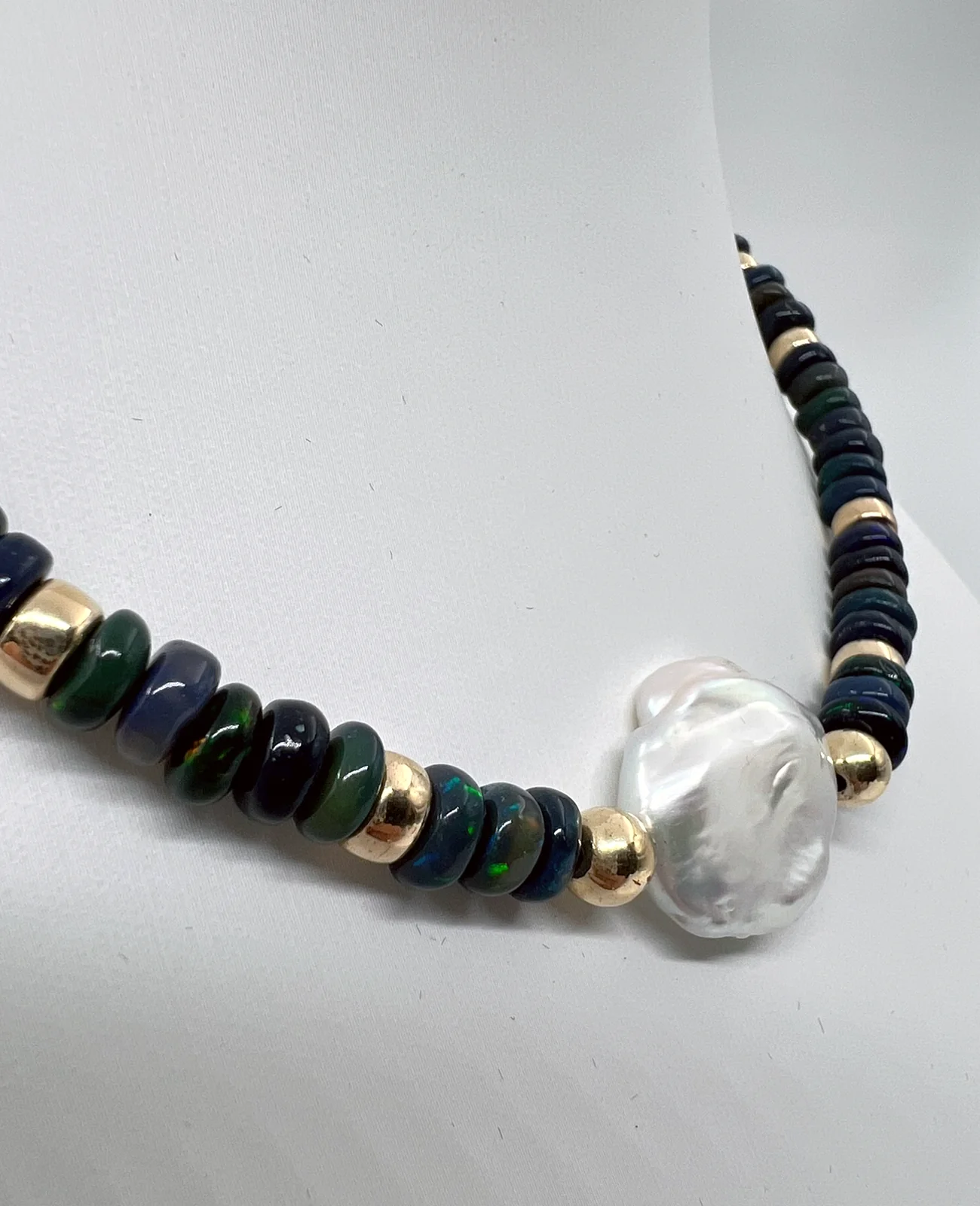 Collier opale noire d'Australie, keishi et gold filled